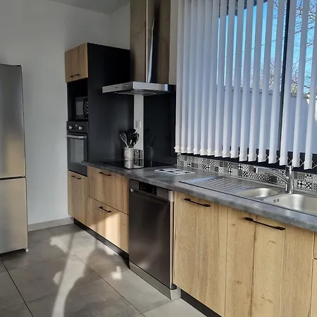 Escale A La Hume 2 *