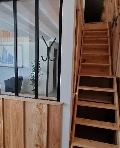 Escale A La Hume 2 *