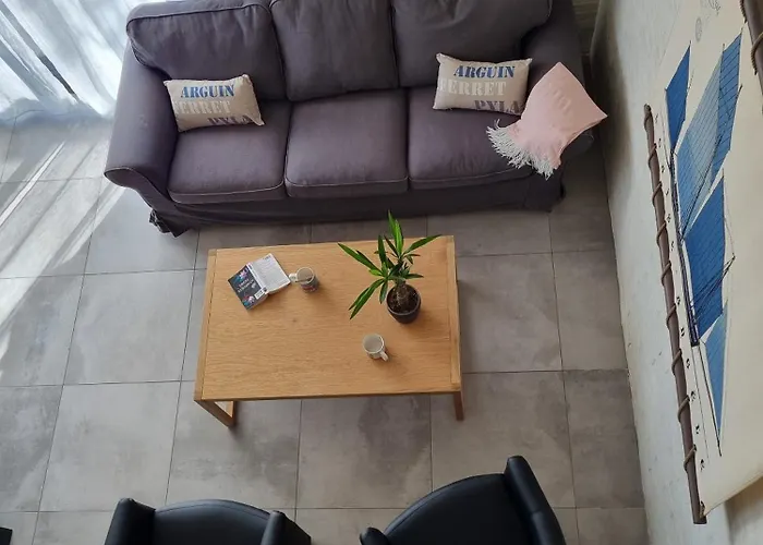 Escale A La Hume 2 *